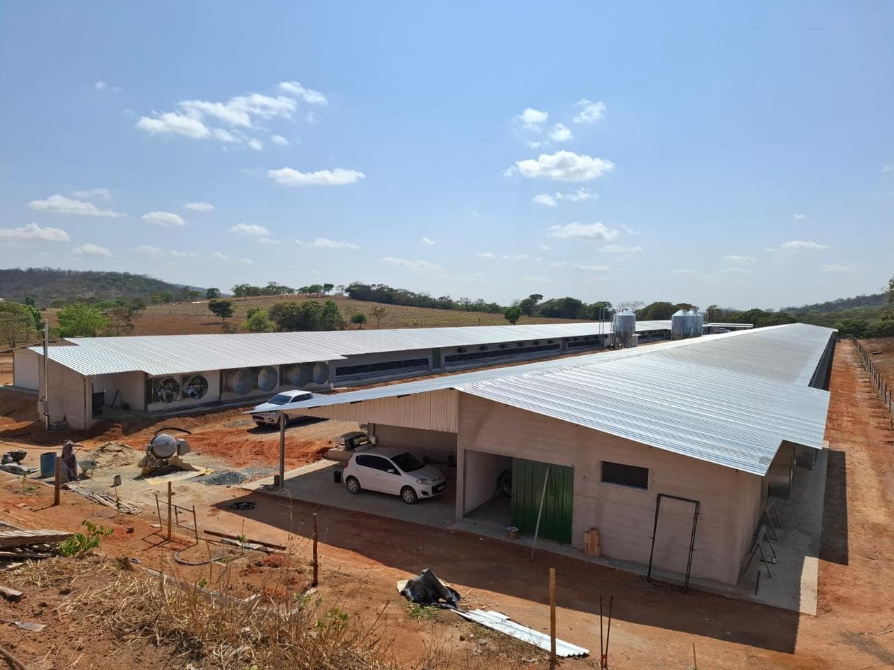 Galpões metálicos para granja de frangos construídos pela Construbello — vista externa
